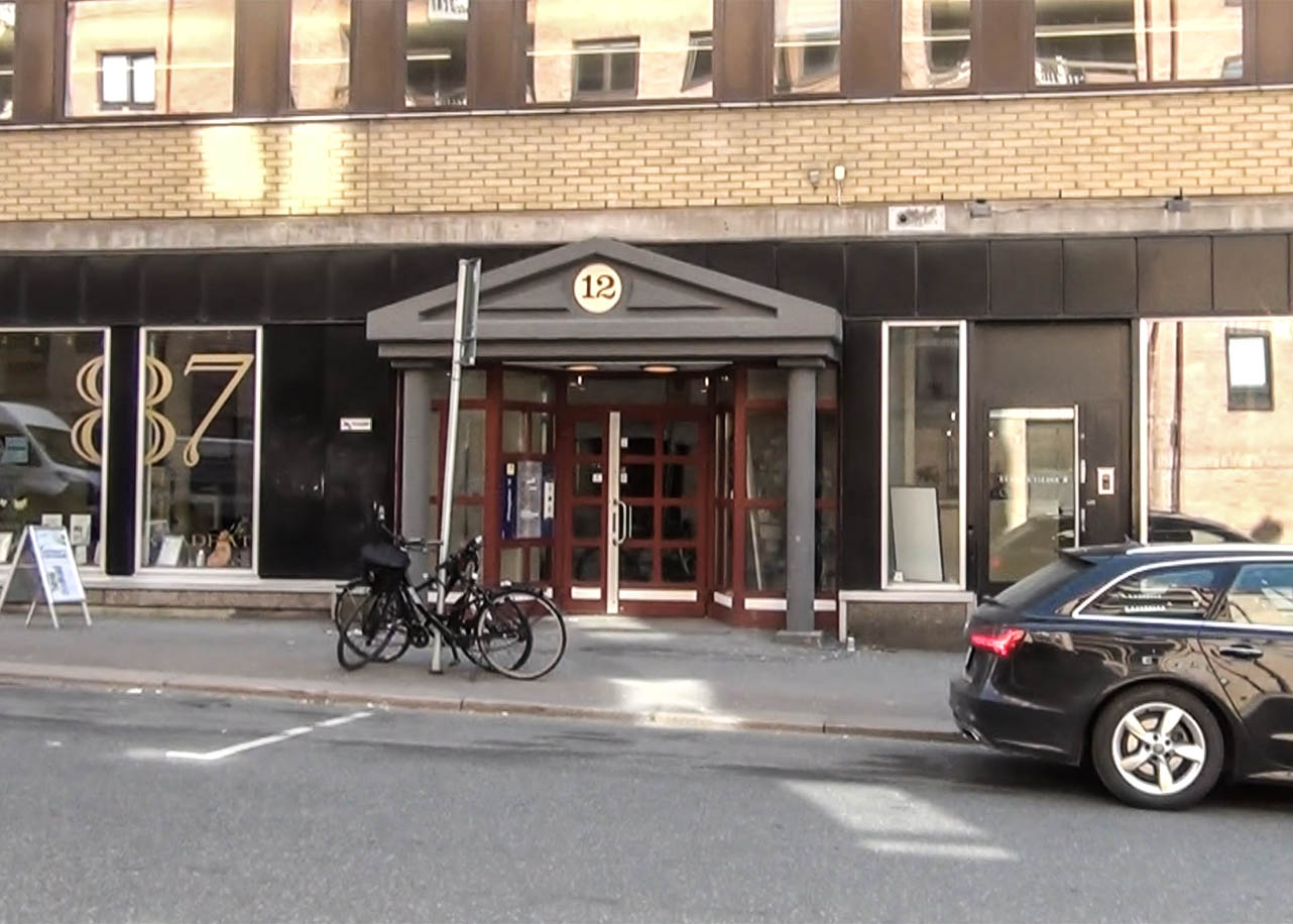 Entrén till Prinsgatan 12 där Linnéläkarnas mottagning ligger